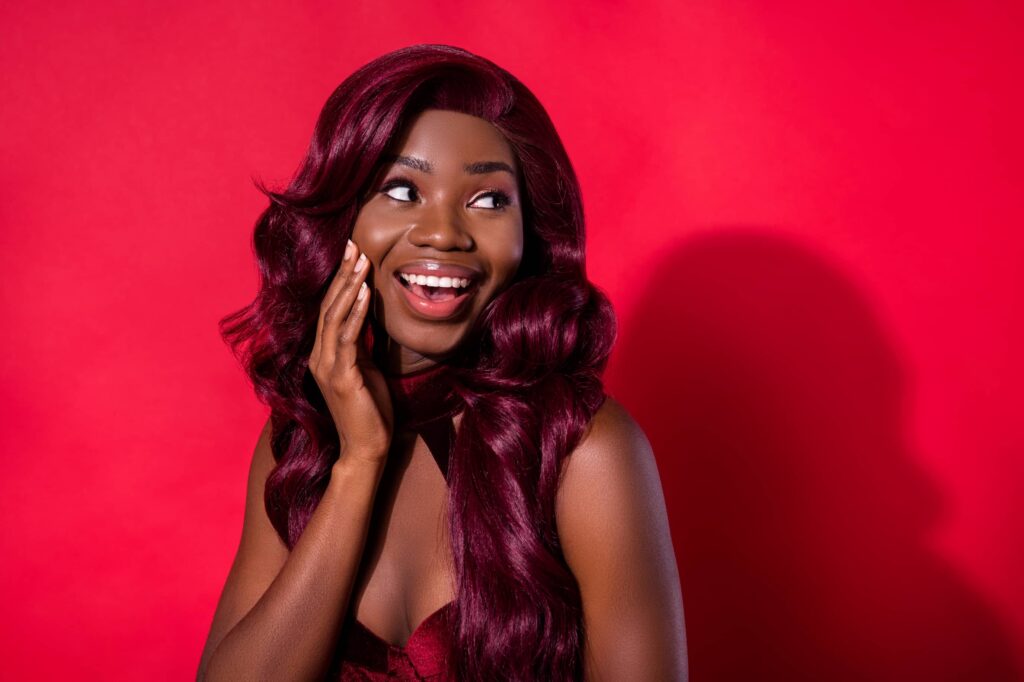 Photo de jeune fille africaine joyeuse sur fond de couleur rouge