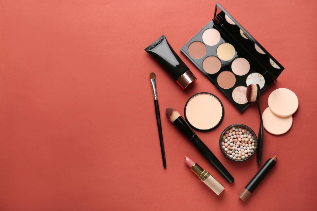 Ensemble de cosmétiques pour le maquillage de contour sur fond de couleur